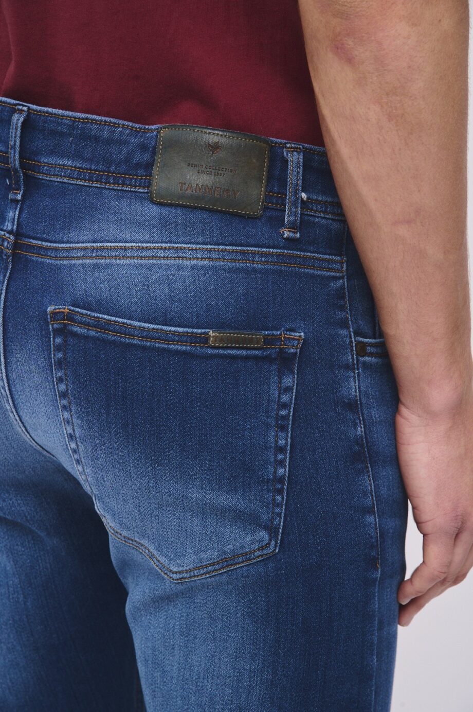 Jean slim fit gastado localizado intenso con bigotes