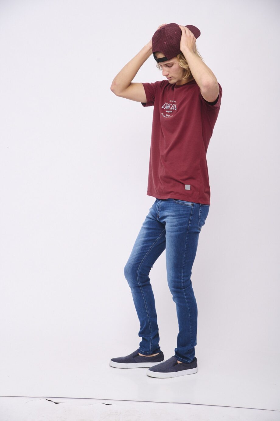 Jean slim fit gastado localizado intenso con bigotes
