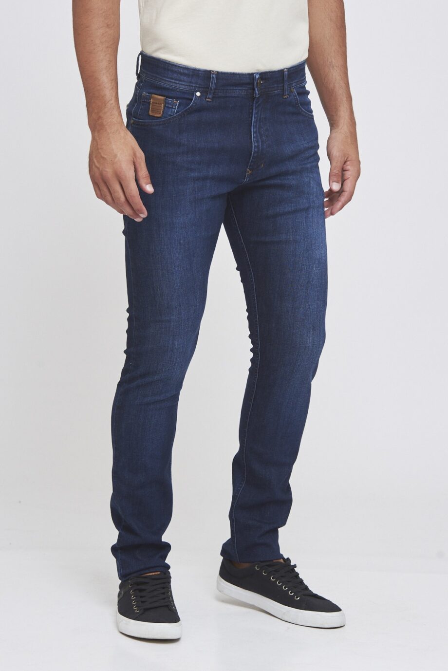 Jean slim fit oscuro gastado parejo suave