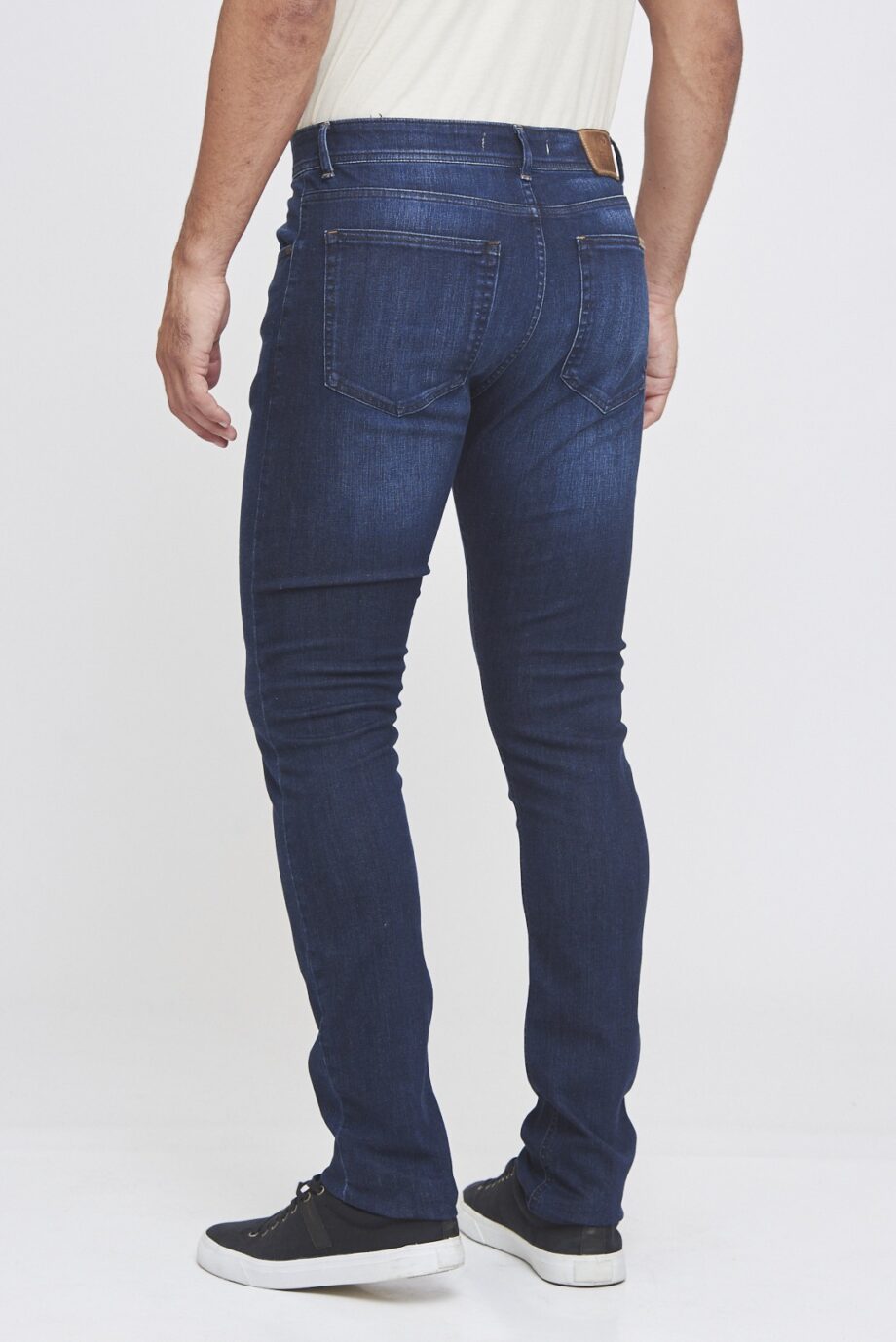 Jean slim fit oscuro gastado parejo suave