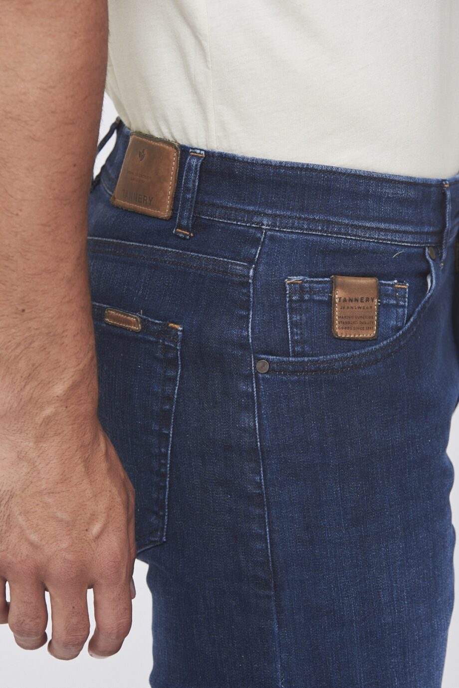 Jean slim fit oscuro gastado parejo suave