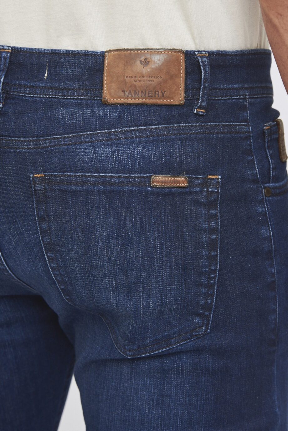 Jean slim fit oscuro gastado parejo suave