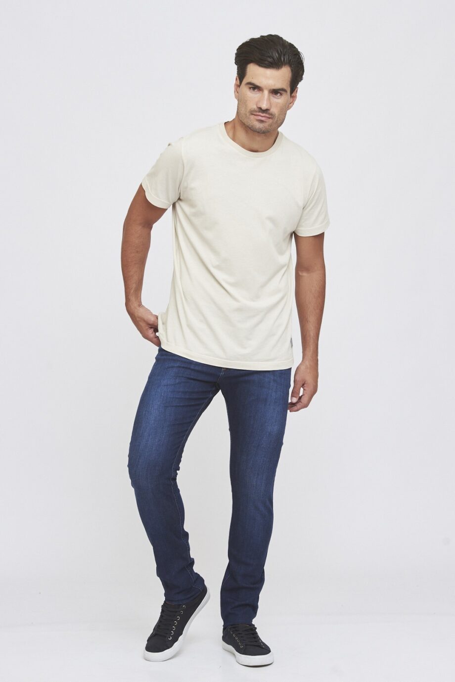 Jean slim fit oscuro gastado parejo suave
