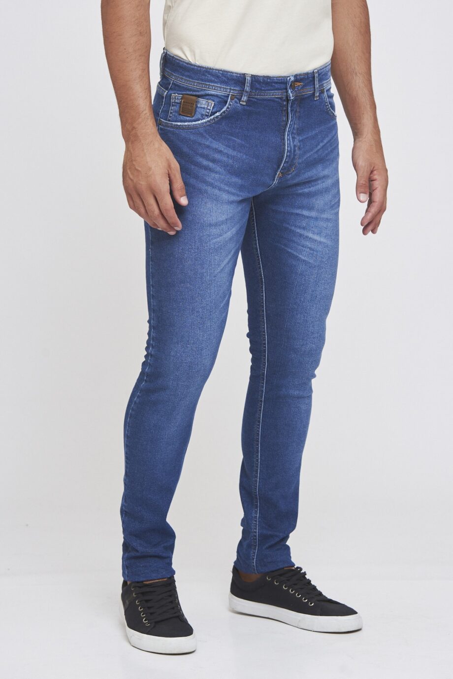 Jean slim fit gastado localizado con bigotes y bolsillos gastados