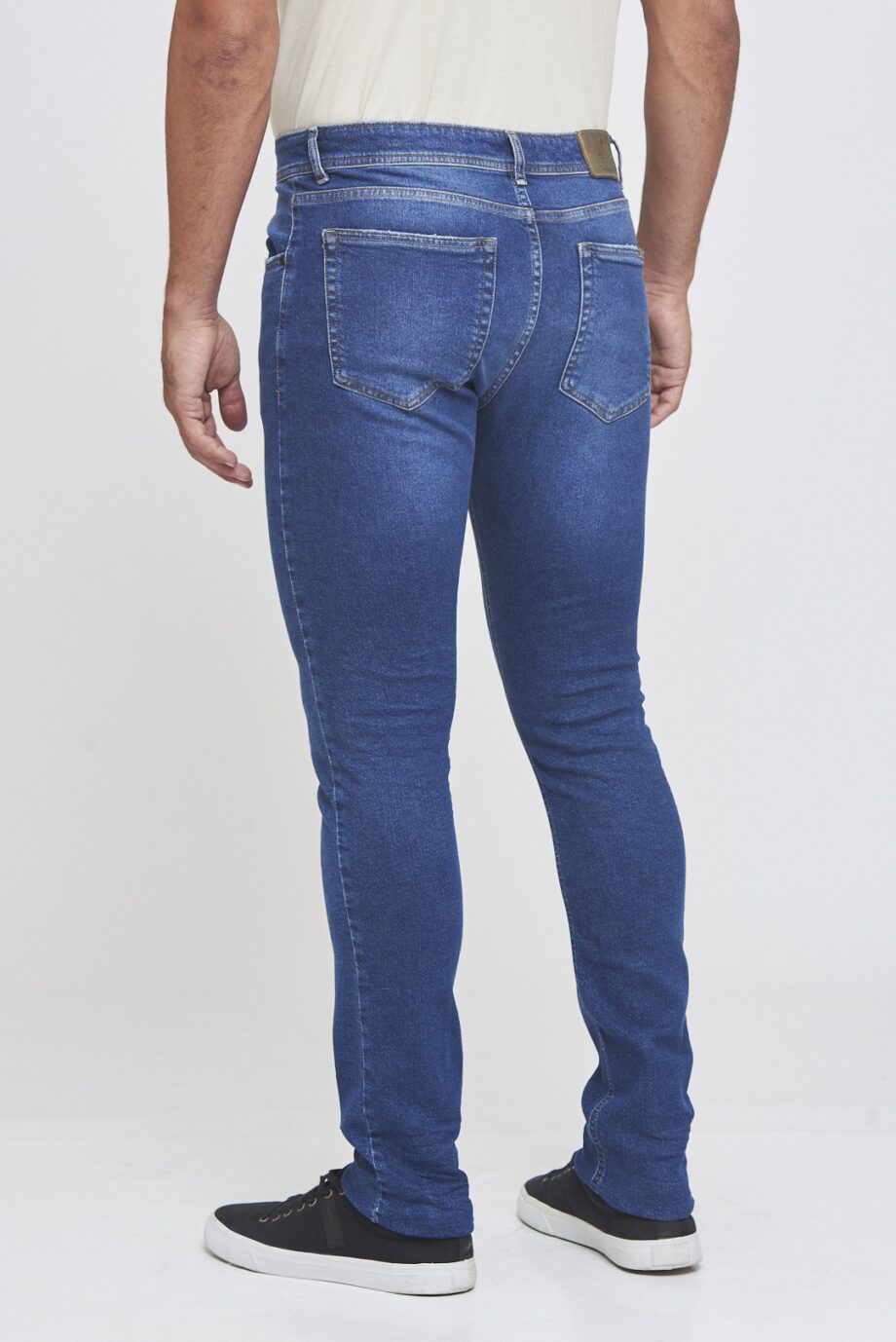Jean slim fit gastado localizado con bigotes y bolsillos gastados