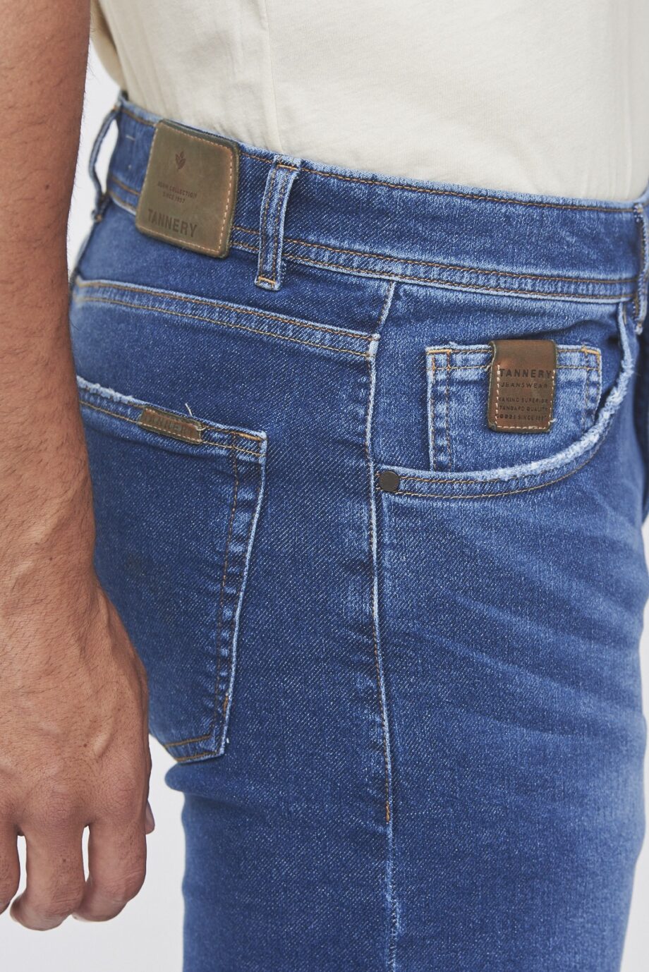 Jean slim fit gastado localizado con bigotes y bolsillos gastados