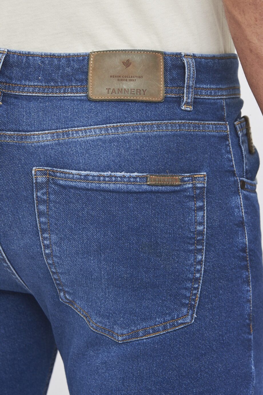 Jean slim fit gastado localizado con bigotes y bolsillos gastados