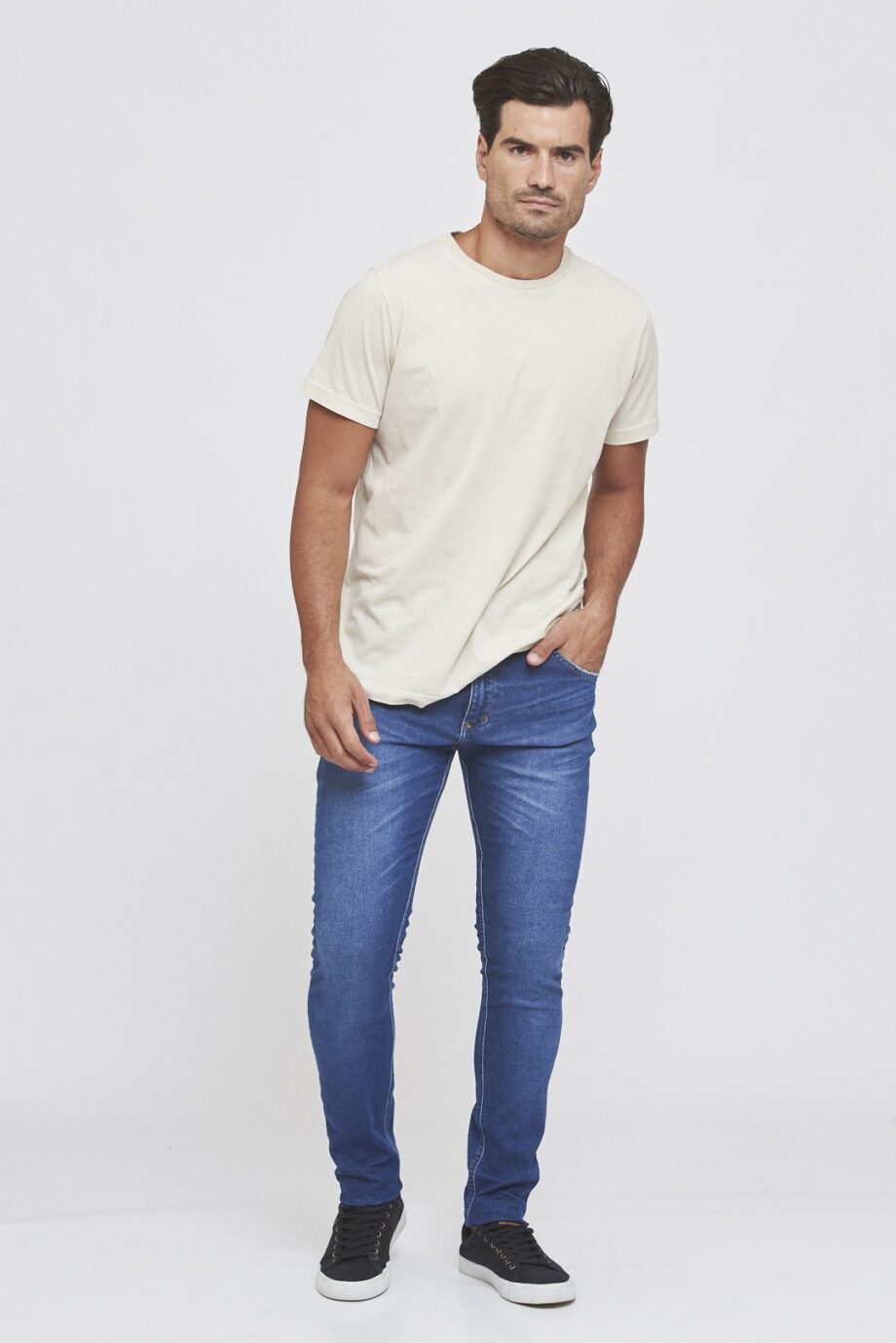 Jean slim fit gastado localizado con bigotes y bolsillos gastados