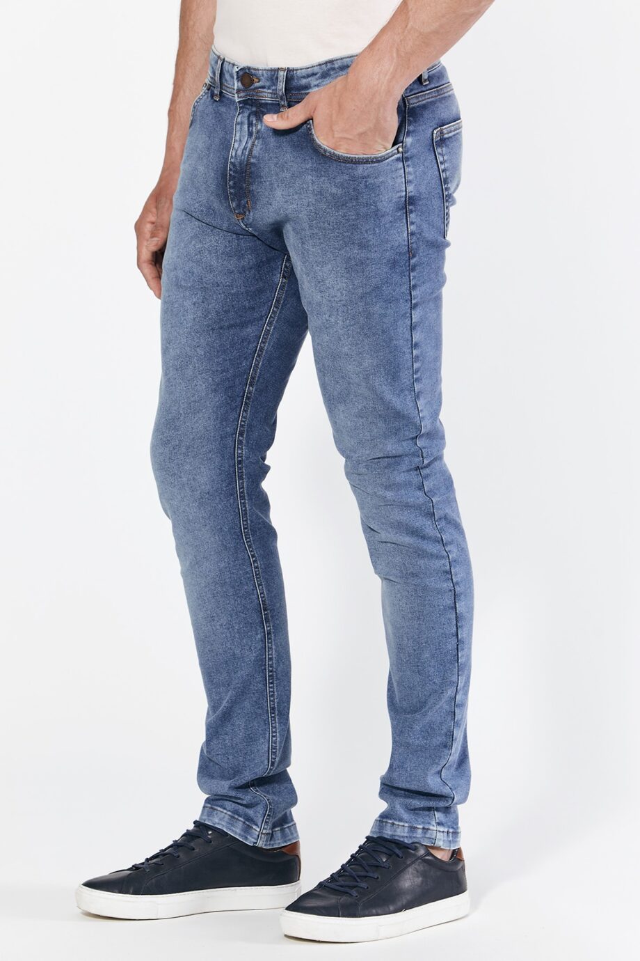 Jean slim fit cepillado con bigotes