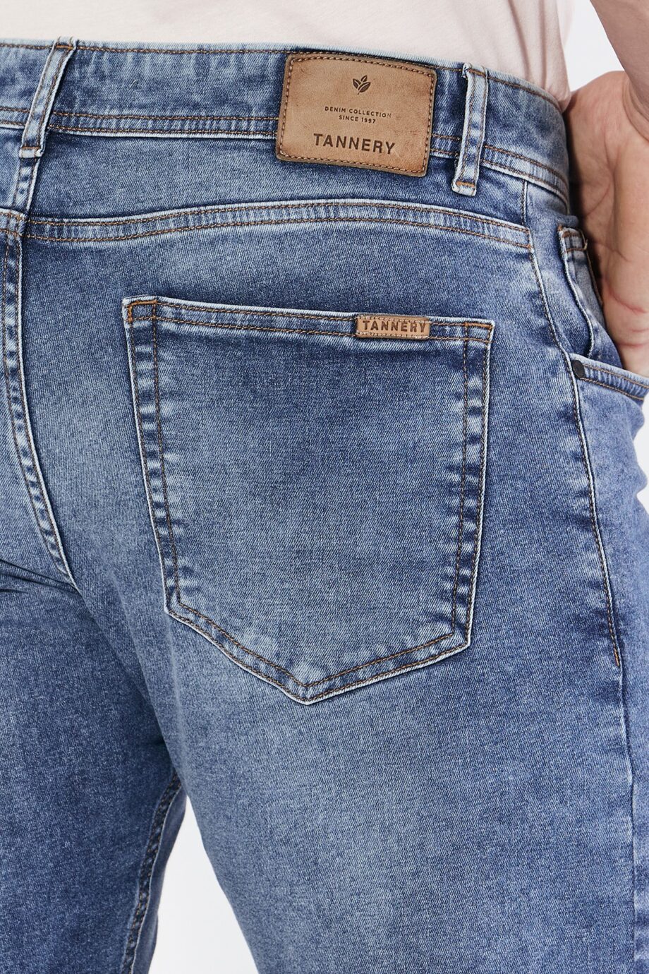 Jean slim fit cepillado con bigotes