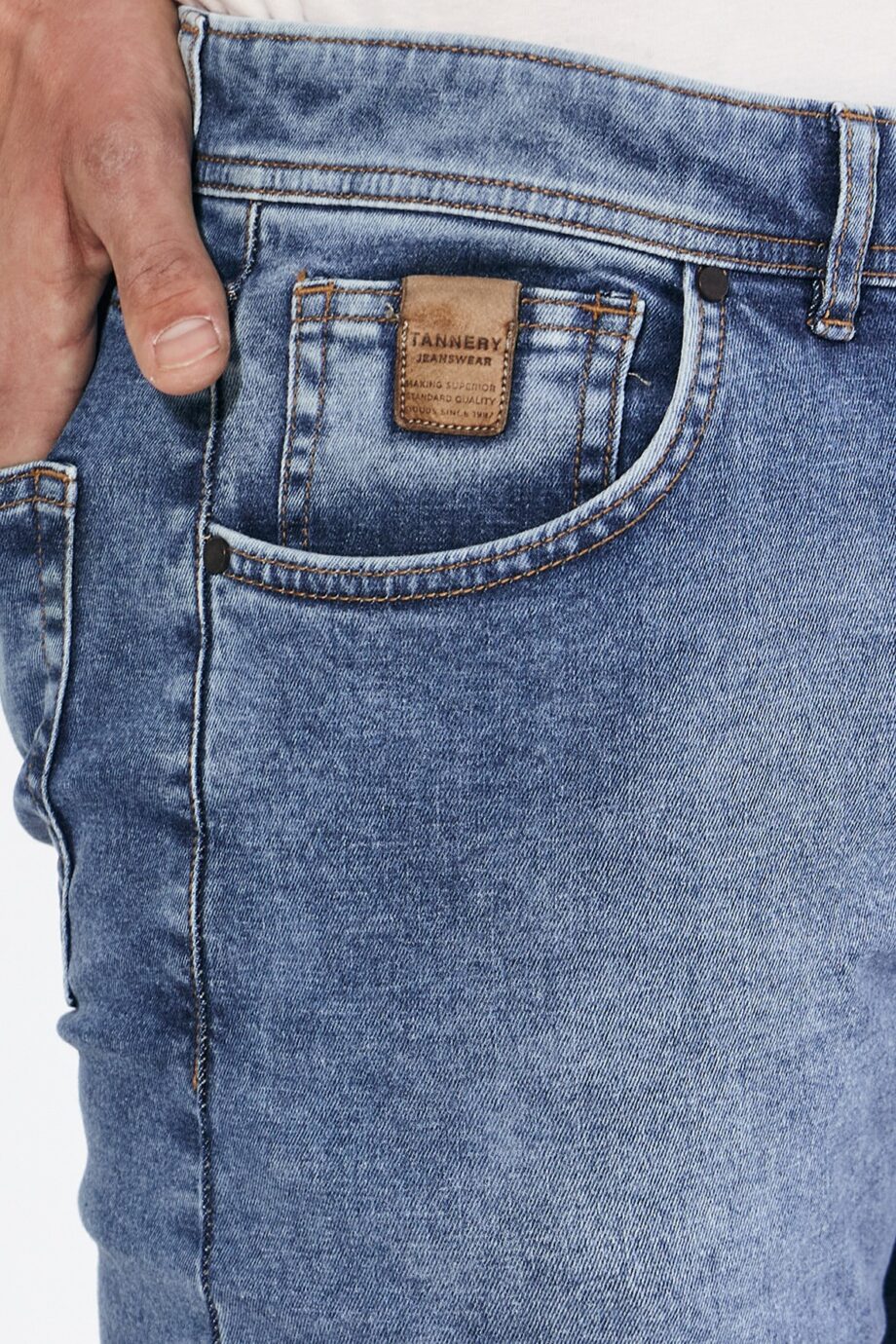 Jean slim fit cepillado con bigotes