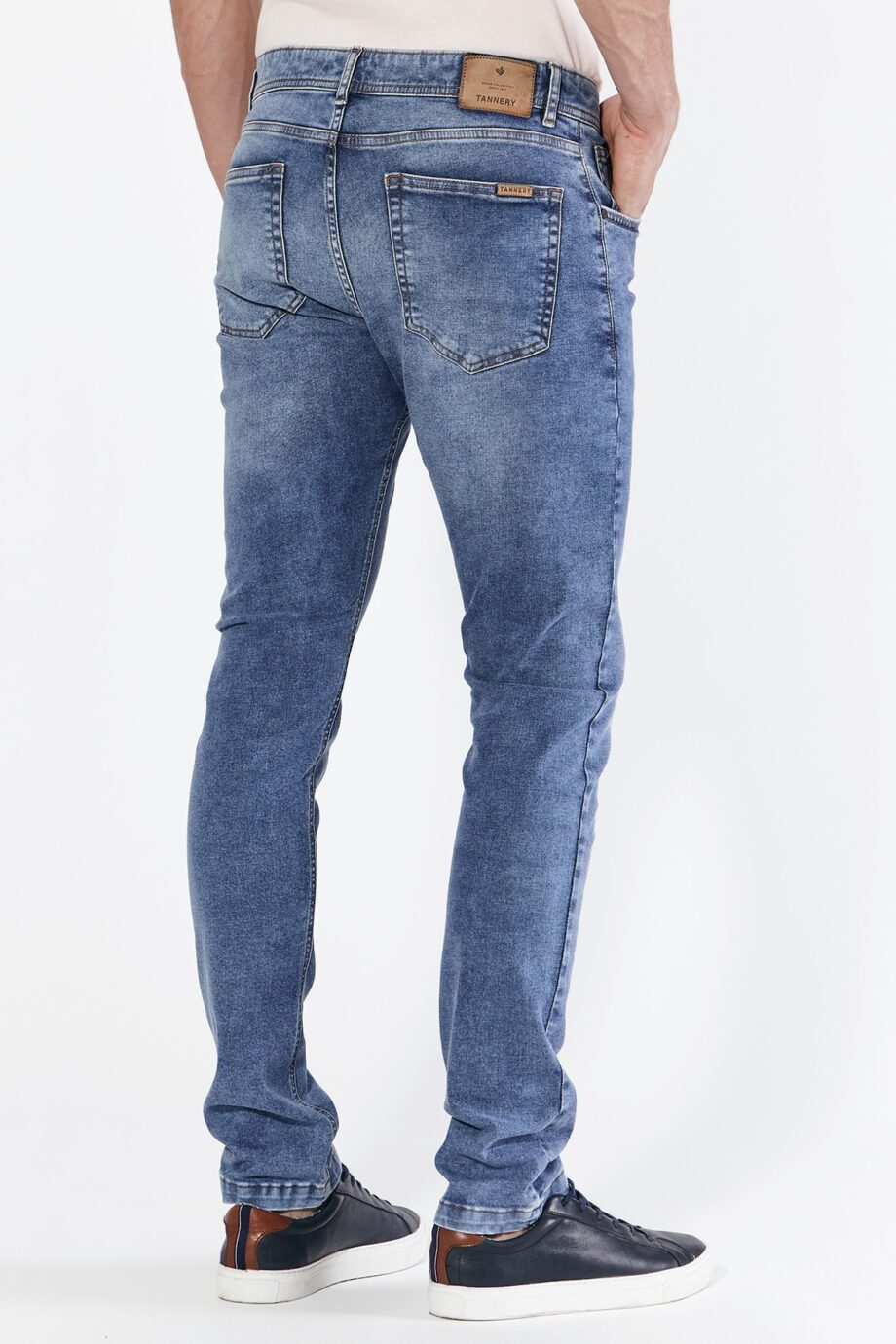 Jean slim fit cepillado con bigotes